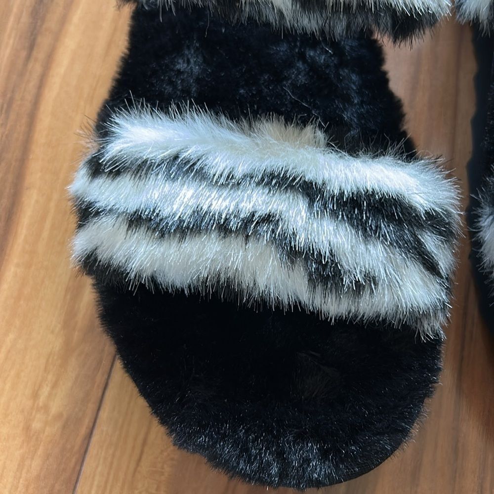 NEW Koolaburra by UGG Plush Ah Zebra Slides - Picture 4 of 9